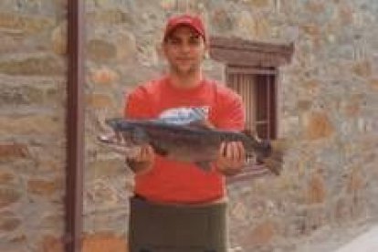 El joven Iván Núñez con la trucha de más de tres kilos que capturó en Villadepalos