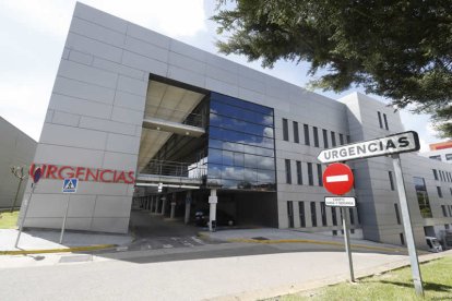 Entrada al área de Urgencias en el Hospital de León. RAMIRO