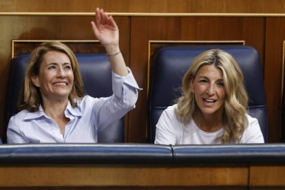 La ministra Raquel Sánchez celebra la ley de la vivienda junto a Yolanda Díaz, ayer. JAVIER LIZÓN