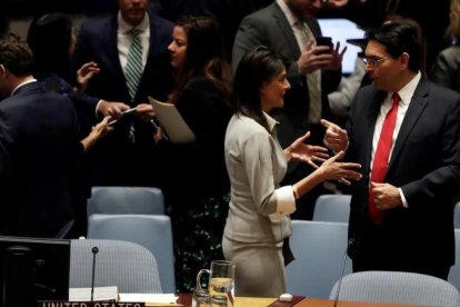 La embajadora de EEUU ante la ONU, Nikki Haley, conversa con el embajador israeli, Danny Danon, antes de empezar la reunion del Consejo de Seguridad.