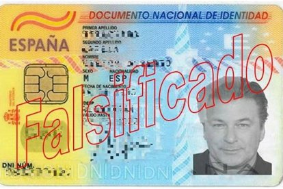 DNI falsificado con la foto de Alec Baldwin que utilizaba el falsificador detenido.