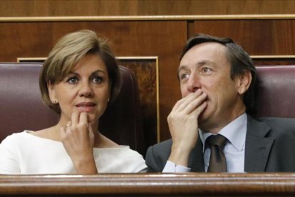 El portavoz parlamentario del  PP, Rafael Hernando, junto a la secretaria general del partido, Dolores de Cospedal.