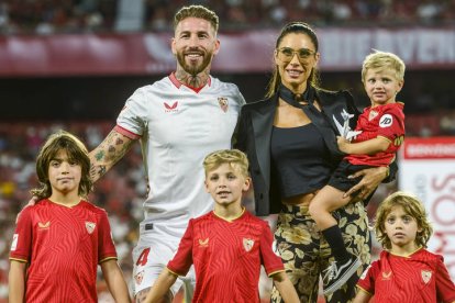 El central Sergio Ramos (c-i), junto a su esposa Pilar Rubio y sus hijos Sergio, de 8 años, Marco, de 6, Alejandro, de 4, y Máximo Adriano de 3, en su presentación como nuevo jugador del Sevilla FC. RAÚL CARO