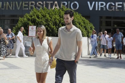 El portero sevillano del Paris Saint-Germain, Sergio Rico (d), abandona el hospital Virgen del Rocío en Sevilla junto a su mujer Alba Silva. JOSÉ MANUEL VIDAL