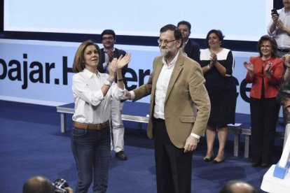 María Dolores de Cospedal aplaude a Mariano Rajoy, este sábado en Toledo.