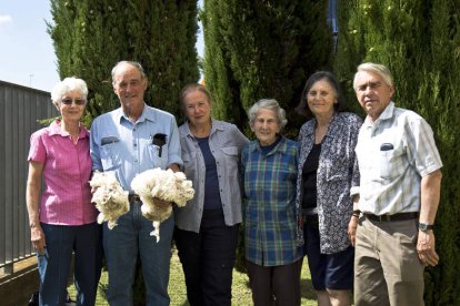 Los dos matrimonios australianos con Jayne McKelvie y una amiga. SARA CAMPOS