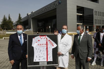 Reconocimiento de la Cultural Leonesa a los sanitarios en el Hospital de León. F. Otero Perandones.