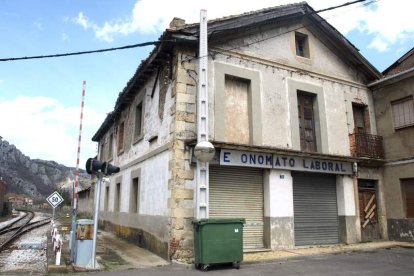 Edificio del antiguo economato de Hulleras que se encuentra en estado de ruina.