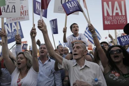 Los partidarios del ‘sí’ durante su marcha por Atenas.