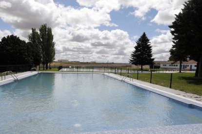 Imagen de la piscina de adultos de Valderas. MARCIANO PÉREZ