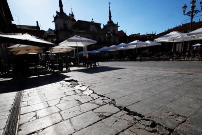 Grietas en la Plaza Mayor. RAMIRO