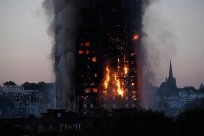 Las llamas y el humo en la torre en Latimer Road, al oeste de Londres.