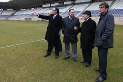 José Luis Tamargo, flanqueado por Javier Chamorro y Domingo Cueto, en el estadio Reino de León.