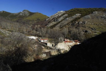 Paisaje y naturaleza virgen enel caminoque úne Adrados con Vozmediano.