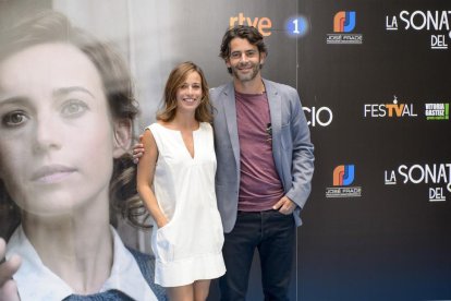 Marta Etura y Eduardo Noriega, en la presentación de 'La sonata del silencio', de TVE, en el Festival de Televisión de Vitoria.