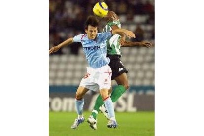 El Betis, en la imagen Silva y Assunsao, cayó este sábado en Vigo