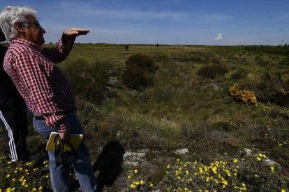 El investigador David Gustavo López, junto a uno de los trece —quince, según él— célebres pozos de Colinas.