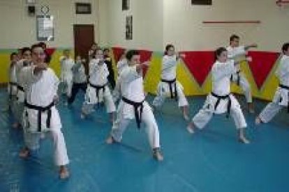 Los alumnos del Okinawa, en la foto entrenando, siguen con su trayectoria de éxitos competitivos