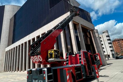 Actuación de los bomberos en la sede de la Junta. BOMBEROS DE LEÓN