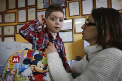 Lorenzo es el usuario más joven de la Asociación de Laringectomizados de León. Su madre está agradecida por el apoyo técnico y humano recibido