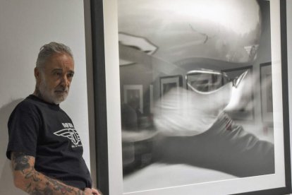 Alberto García-Alix, ante una de las fotografías que expone en La Térmica de Málaga. JORGE ZAPATA