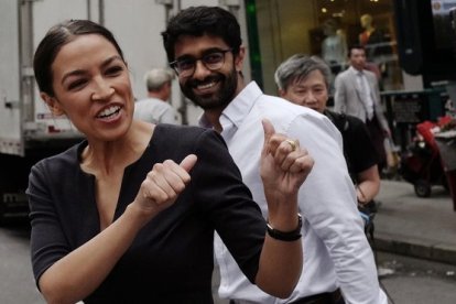 Alexandria Ocasio-Cortez celebra su triunfo en una calle de Nueva York.