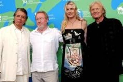 Daryl Hannah junto a Ridley scott, Edward James Olmos y Rutger Hauer