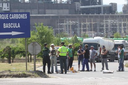 La entrada de camiones a la central térmica de Cubillos del Sil (en la imagen), al igual que la de Anllares, fue bloqueada sin incidentes durante tres horas.