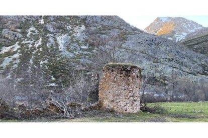 Imagen del torreón medieval ubicado en la localidad de Torre de Babia. FRANCISCO JAVIER FERNANDEZ BRAÑAS