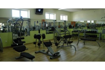 Gimnasio de las instalaciones del Centro de Ocio y Deporte de Trobajo que está cerrado.