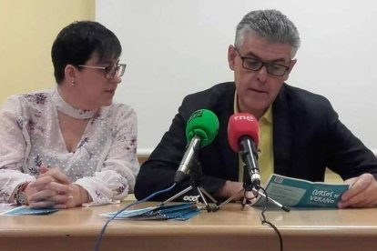 La alcaldesa Camino Cabañas y el director del centro asociado de la Uned en Ponferrada, Jorge Vega. DL