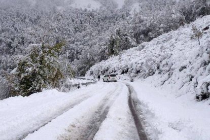 La nieve dificulta ya el tráfico en Panderrueda