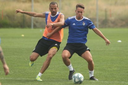 Pablo Larrea continúa recuperándose de la fractura de la mano derecha y sigue trabajando aparte del grupo. L. DE LA MATA.