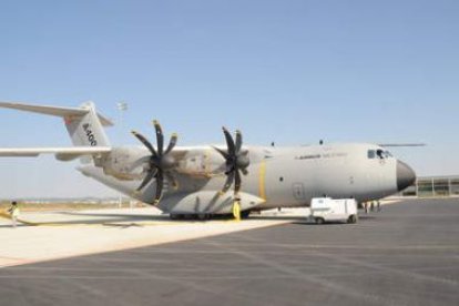 El aparato de Airbus en la pista del aeropuerto leonés.