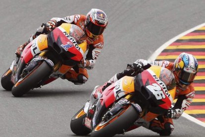 Dani Pedrosa toma una curva por delante de su compañero australiano Casey Stoner durante el Gran Premio de Alemania que ganó el piloto español de Honda.