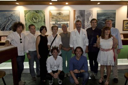 Patrocinadores, organizadores y galardonados con el premio, ayer, durante la entrega. SARA CAMPOS