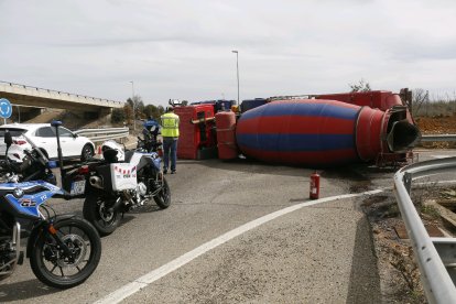 El caminón volcado tras el accidente. FERNANDO OTERO