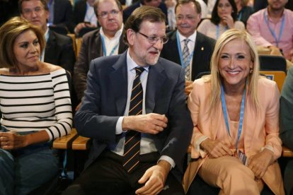 La secretaria general, María Dolores de Cospedal (i), el presidente del Gobierno, Mariano Rajoy (c) y la presidenta de la Comunidad de Madrid, Cristina Cifuentes (d), al inicio de la conferencia política del PP en la que pretenden sentar las bases del pro