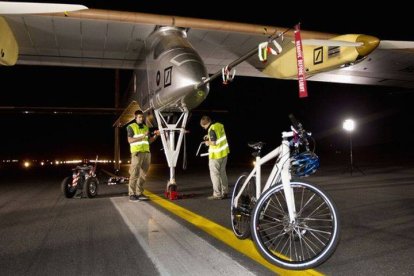 Varios técnicos inspeccionan el 'Solar Impulse' tras su aterrizaje en Rabat, después de 19 horas de vuelo.