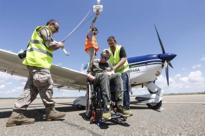 Práctica de vuelo adaptado organizada por el CRE de San Andrés del Rabanedo, en colaboración con la Fundación 'Cielos de León' y la Fundación 'Sillas Voladoras'