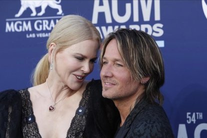 Keith Urban y Nicole Kidman posan en los premios ACM de música country.