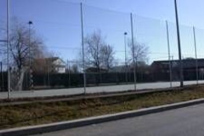 El polideportivo está situado a la entrada de la localidad, junto a las piscinas municipales