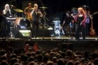 El grupo estadounidense The B-52's durante su actuación de ayer en el Festival de Benicassim