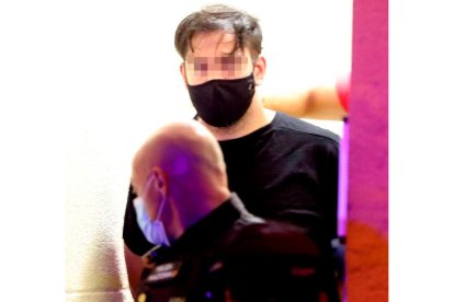 El detenido, conducido por agentes de la policía a comisaría. JMGARCÍA