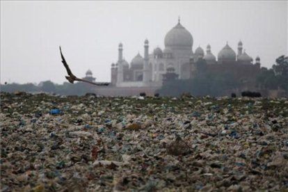 Basura cerca del Taj Mahal, cada vez más afectado por la contaminación.