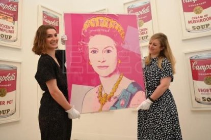 Trabajadoras de la la Phillips Gallery de Londres posan con la obra "Queen Elizabeth II of the United Kingdom (1985)", del artista estadounidense Andy Warhol, el pasado 1 de junio. EFE