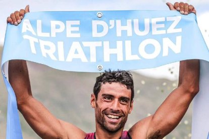 Kevin Viñuela celebra en la meta su triunfo de prestigio en el Alpe d’Huez para cerrar un mes de julio espectacular que refuerza      su moral de cara     al Campeonato de Europa de Acuatlón en       cuatro semanas. CYRILLE QUINTARD