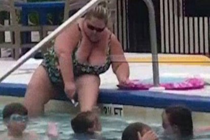 Una mujer se afeita las piernas en el borde de una piscina pública en Florida.