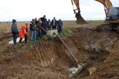 Uno de los dos hidrantes afectados por roturas de la tubería en el Sector V