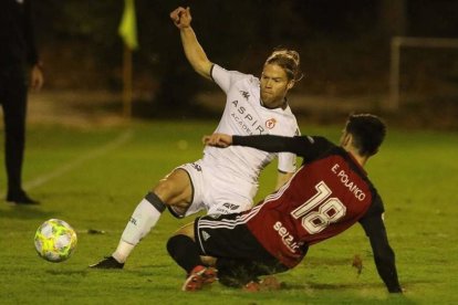 El lateral derecho culturalista Aitor Fernández corta el avance del jugador del Arenas Club Polanco.